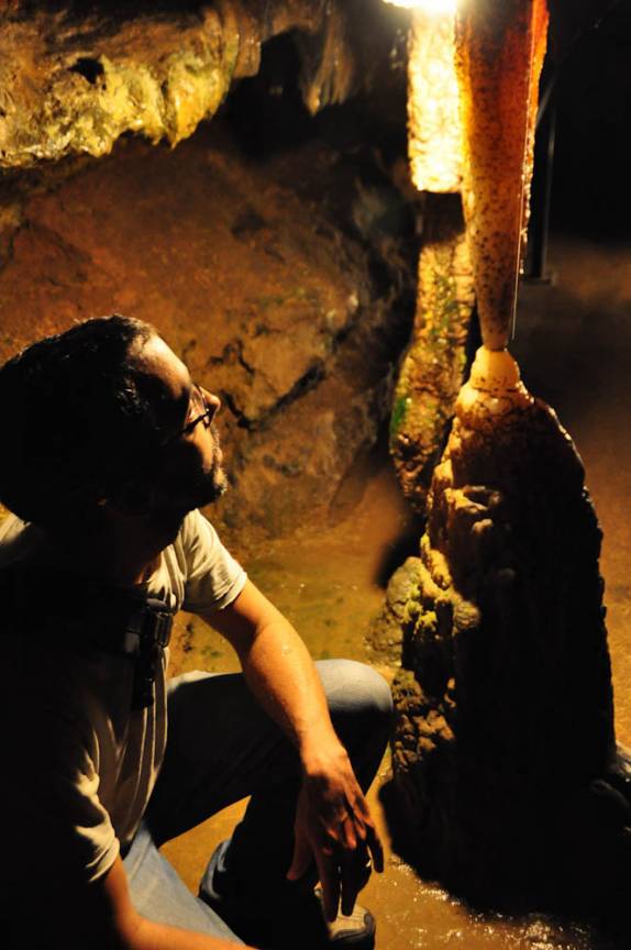 Observando formações na caverna de Ruby Falls, na Georgia - EUA